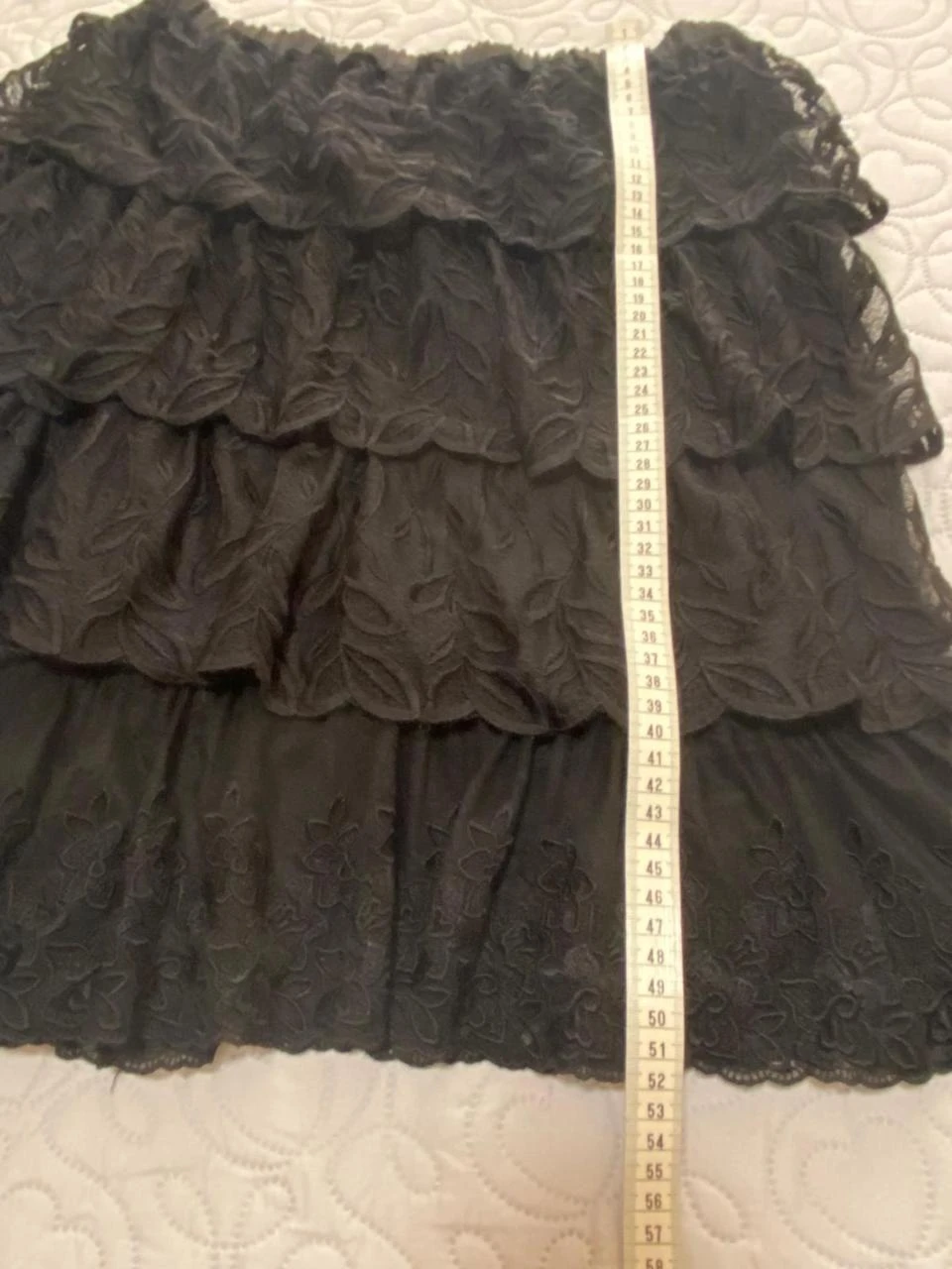 Minissaia preta de renda com babados escalonados, estilo romântico ou coquette – photo 15